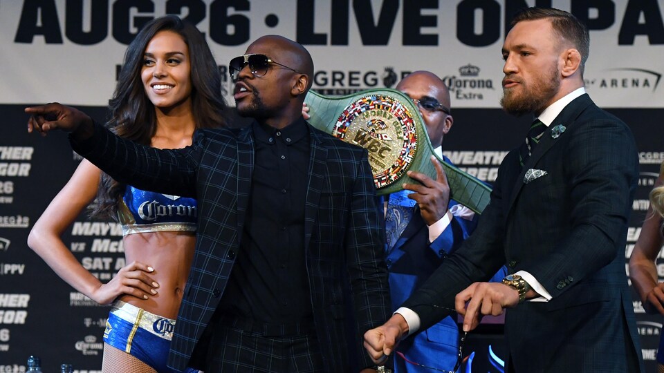 Floyd Mayweather et Conor McGregor lors d'une conférence de presse à Las Vegas en vue de leur combat