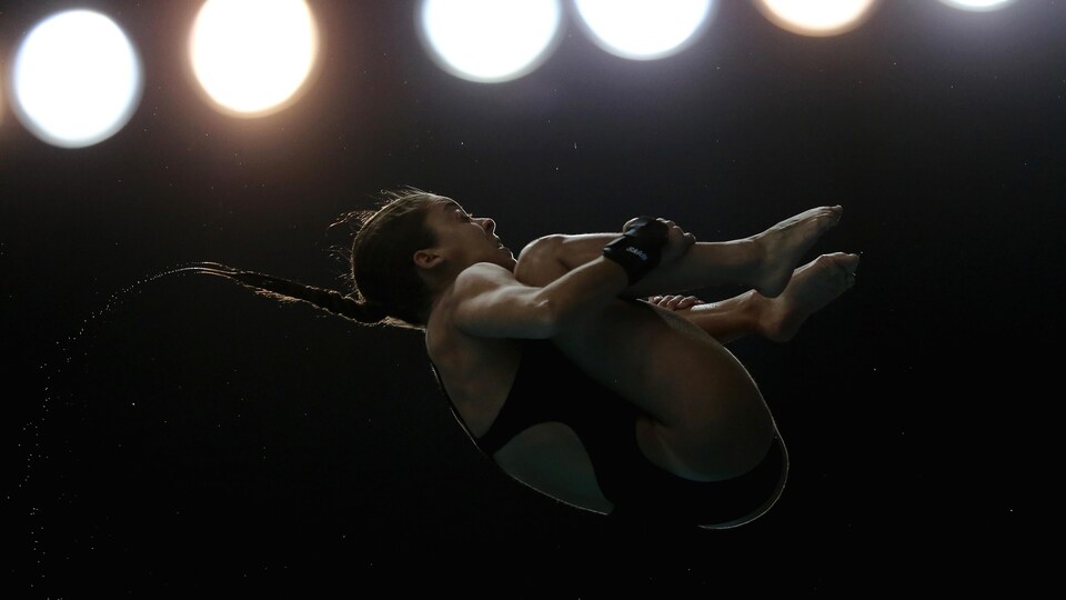 Meaghan Benfeito est dans les airs pendant un plongeon.