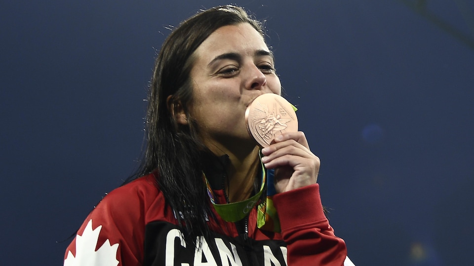 Meaghan Benfeito embrasse sa médaille