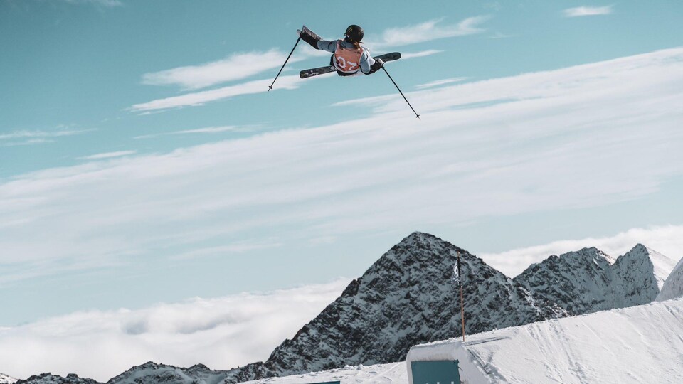 La skieuse effectue une manœuvre dans les airs.