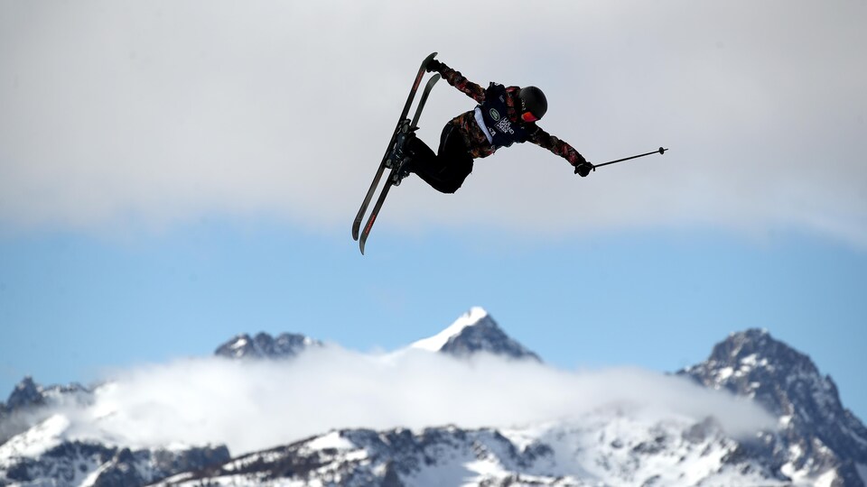 Une skieuse effectue un saut.