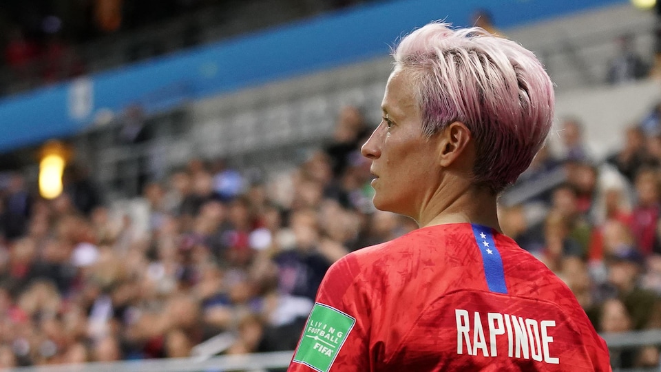 L'attaquante américaine Megan Rapinoe surveille le jeu lors d'un match de groupe entre les États-Unis et la Thaïlande au Mondial de 2019. 