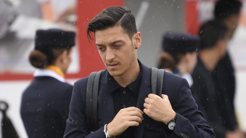 Mesut Özil a annoncé qu'il ne jouerait plus pour l'Allemagne tant que la fédération nationale fait preuve de racisme et de manque de respect envers ses origines turques.