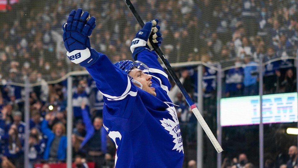 Michael Bunting lève les deux bras dans les airs pour célébrer devant la foule à Toronto.