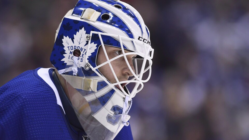 Gros plan sur Michael Hutchinson lors d'un match des Maple Leafs.