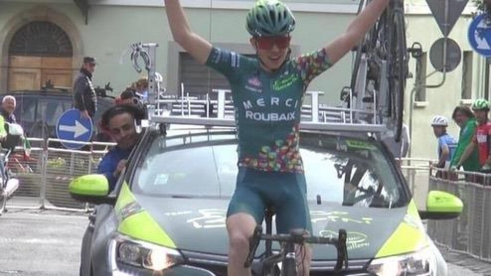 Le cycliste lève les bras après une victoire.