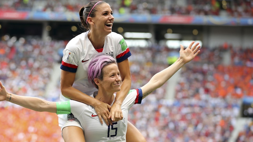 Alex Morgan saute sur les épaules de Megan Rapinoe (à droite) pour célébrer un but en finale de la Coupe du monde de 2019 entre les Américaines et les Néerlandaises.