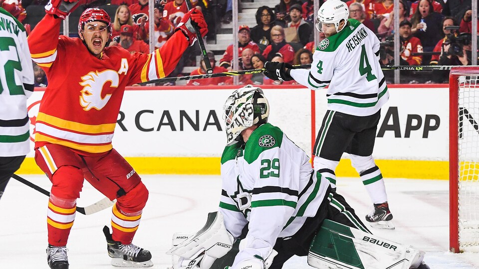Mikael Backlund jubile après avoir marqué contre Jake Oettinger des Stars.
