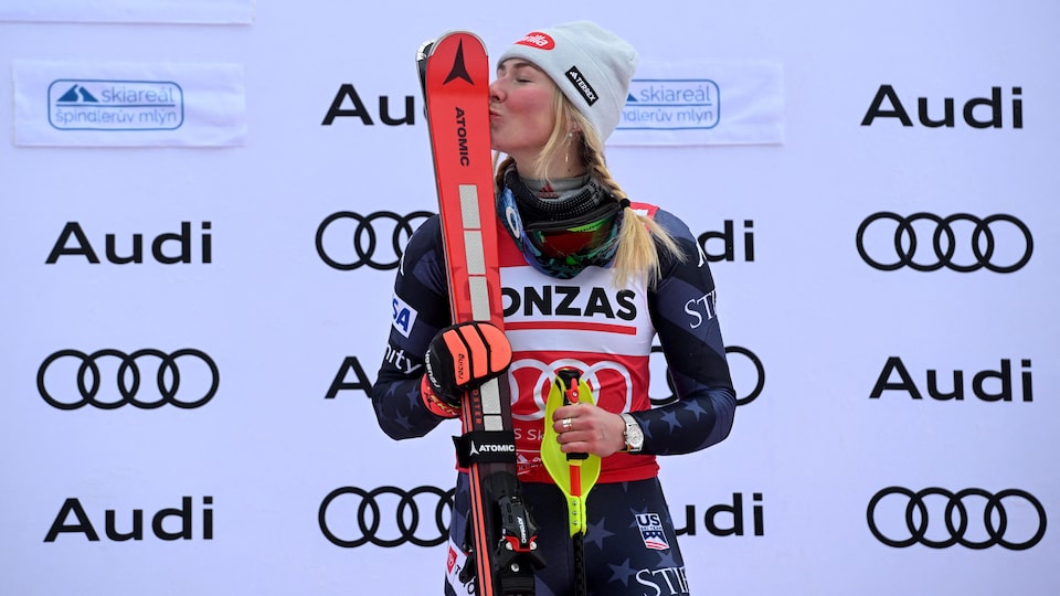 Mikaela Shiffrin embrasse ses skis.