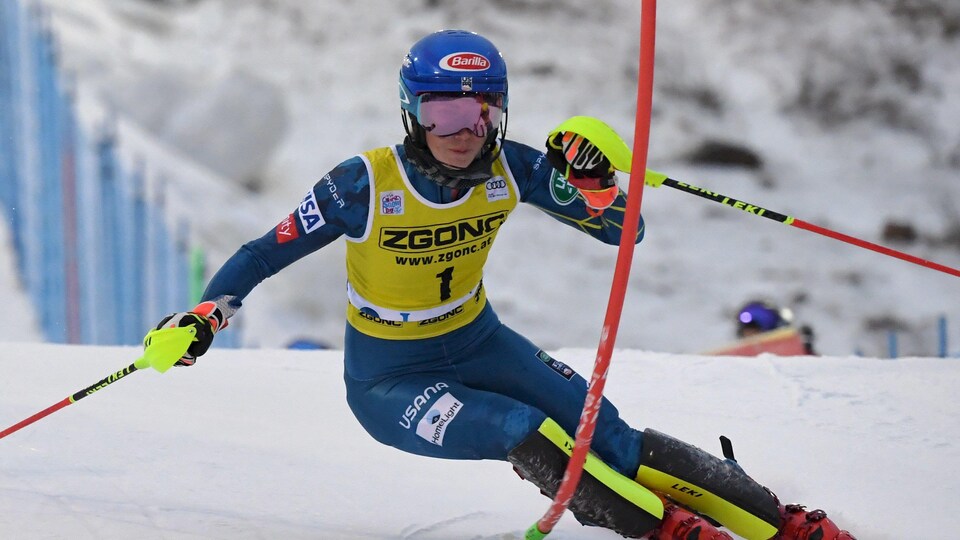 Une skieuse en pleine descente
