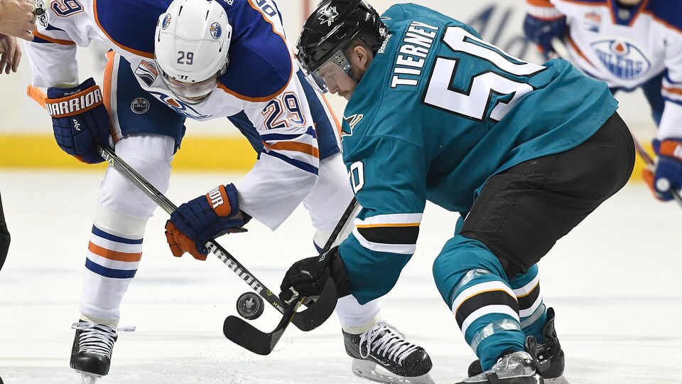 Leon Draisaitl des Oilers et Chris Tierney des Sharks s'affrontent lors d'une mise en jeu.