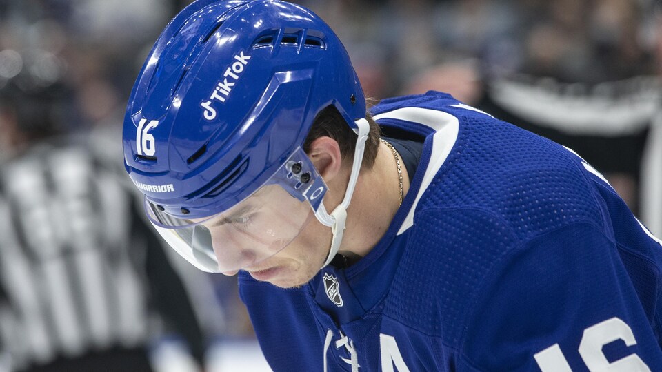 Mitch Marner bowed, in Maple Leafs uniform.