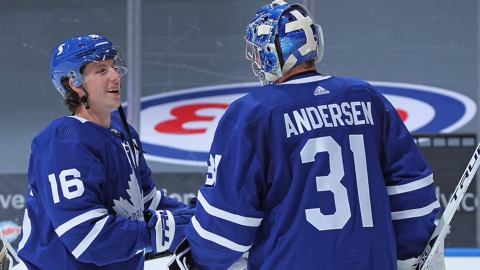 Ils discutent sur la glace après la victoire des Maple Leafs.