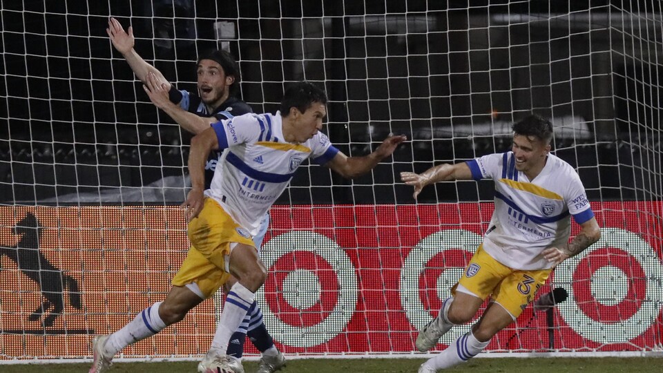 Deux joueurs se félicitent après un but.