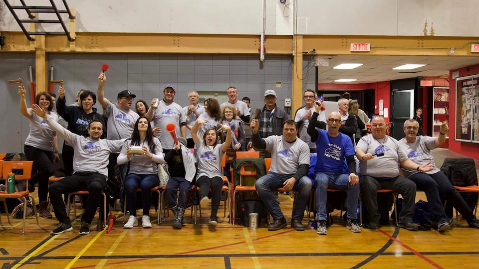 Des parents font du bruit dans un gymnase pour encourager leurs enfants a basketball