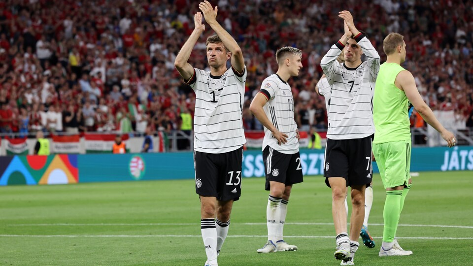 Des joueurs allemands applaudissent la foule. 