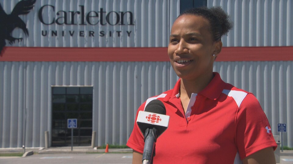 Nadia Doucouré en entrevue devant l'Université Carleton.