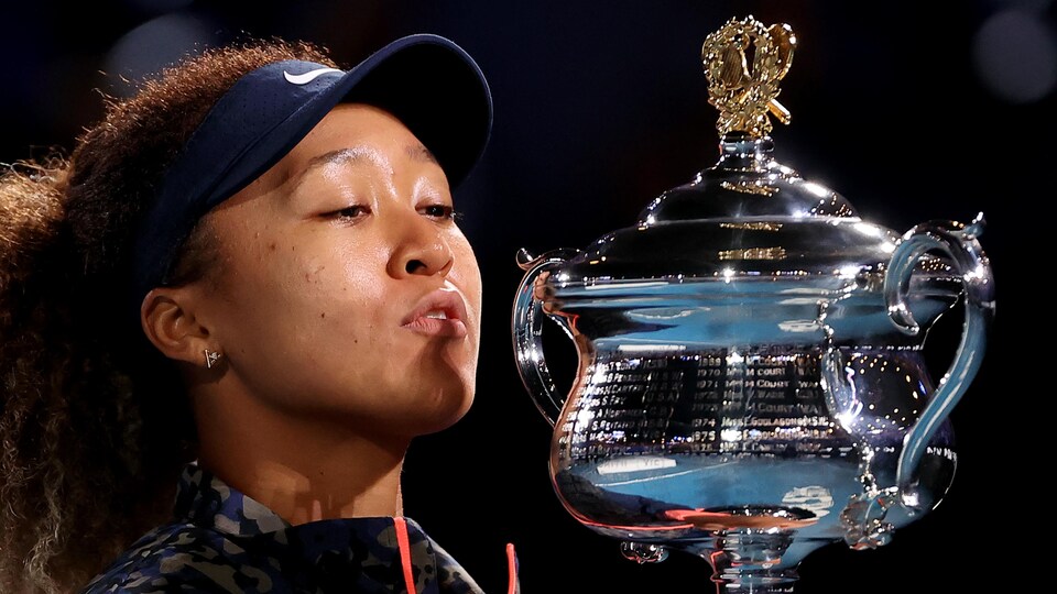 Elle embrasse la coupe de la championne.