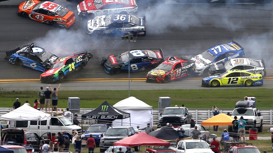 Dix voitures entrent en collision.
