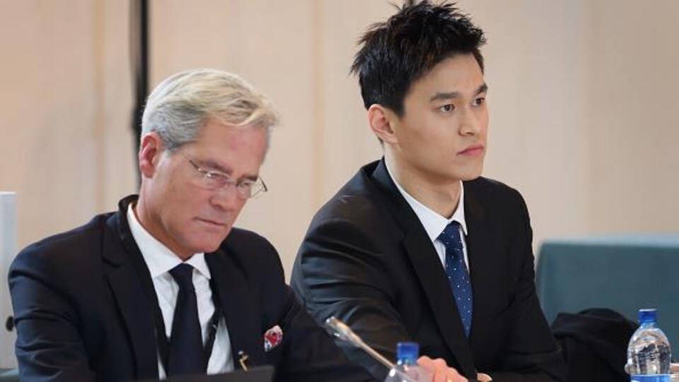 Sun Yang (à droite) et son avocat Ian Meaking devant le TAS