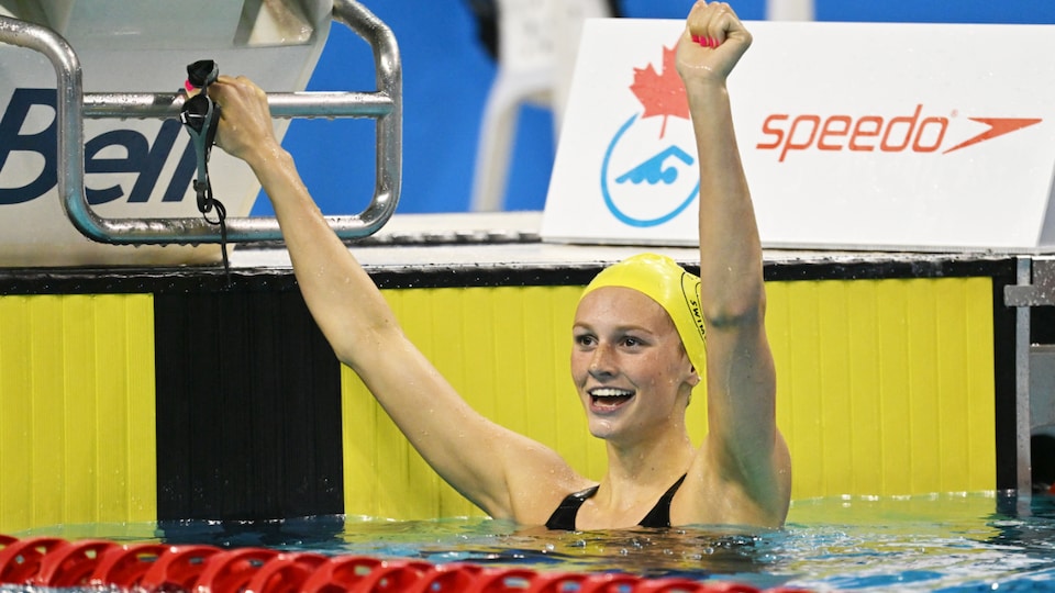 La nageuse Summer McIntosh célèbre son record mondial dans la piscine.