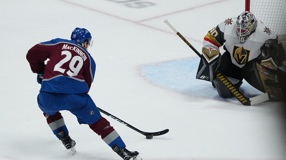 Il s'apprête à déjouer le gardien des Golden Knights.