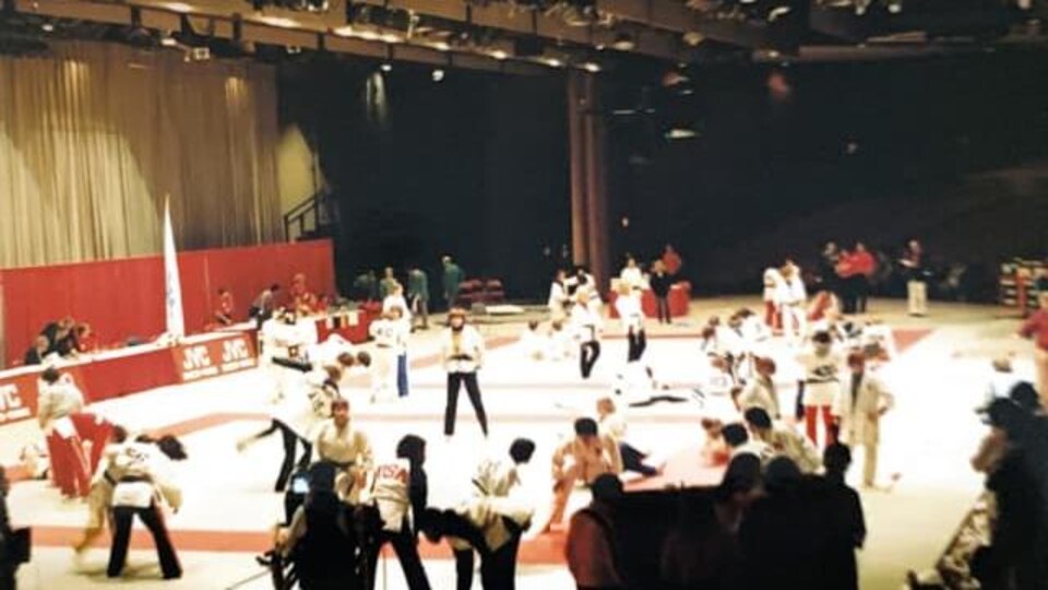 Des judokas s'affrontent.