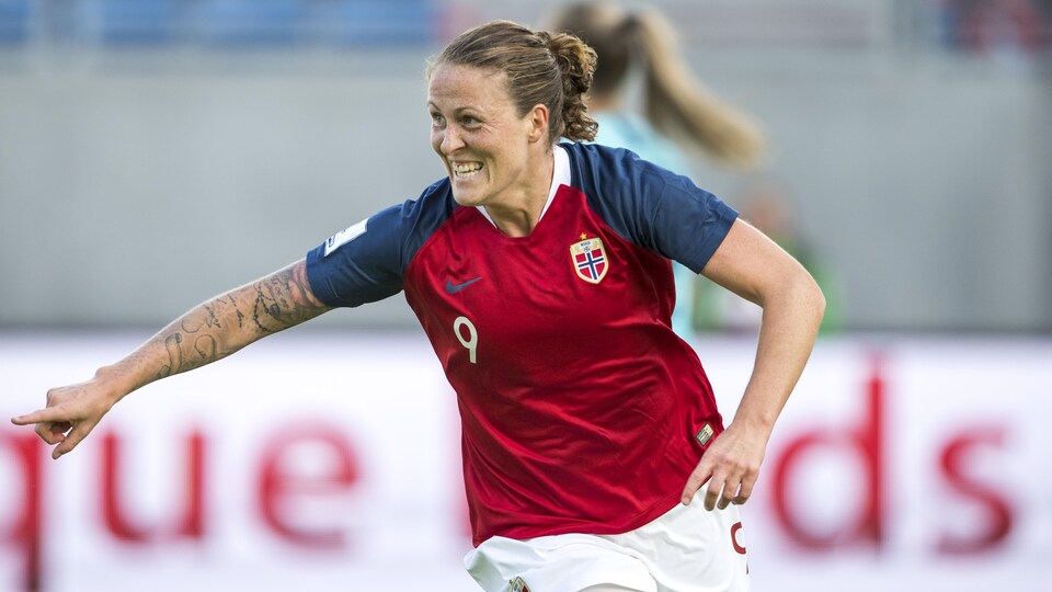 L'attaquante norvégienne Isabell Herlovsen célèbre un but.
