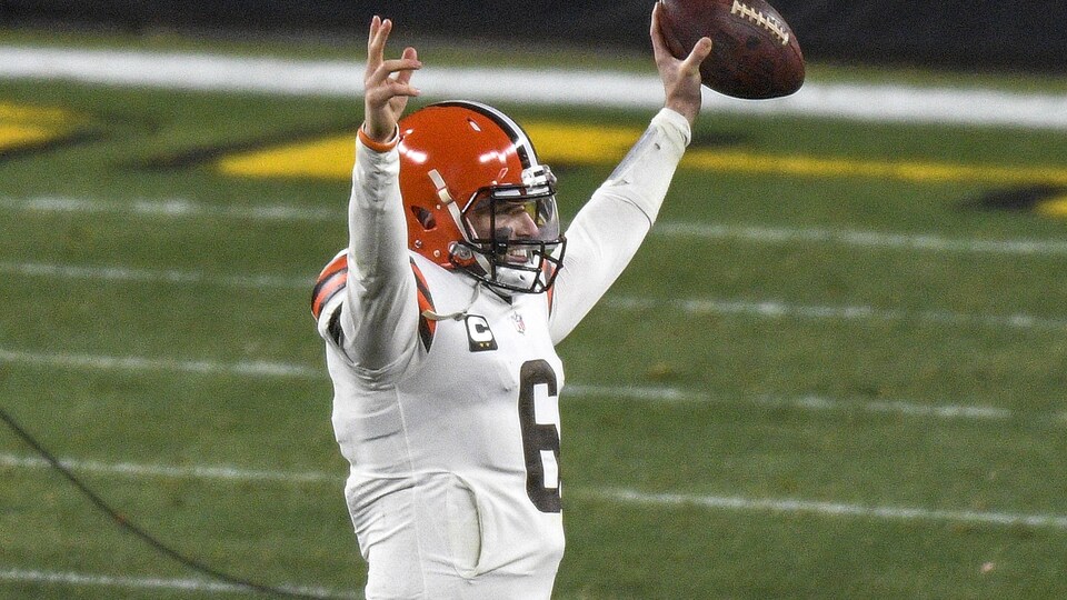 Le quart des Browns de Cleveland lève les bras en l'air après une victoire contre les Steelers de Pittsburgh.