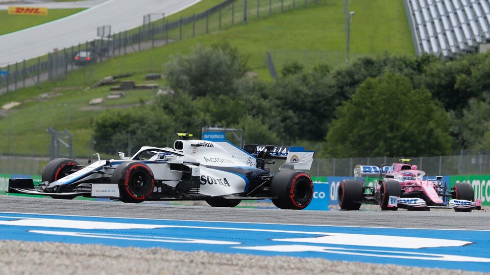 Nicholas Latifi roule devant Lance Stroll.