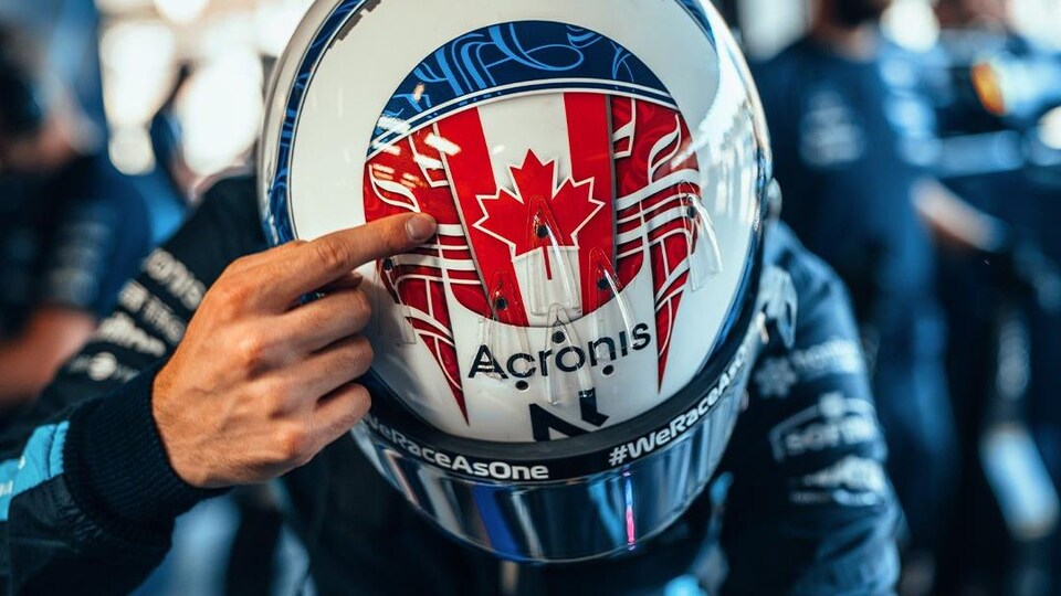 Un pilote montre le drapeau canadien dessiné sur son casque.