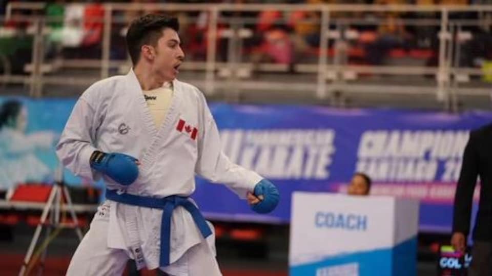Un karatéka regarde son adversaire dans les yeux pendant un combat.