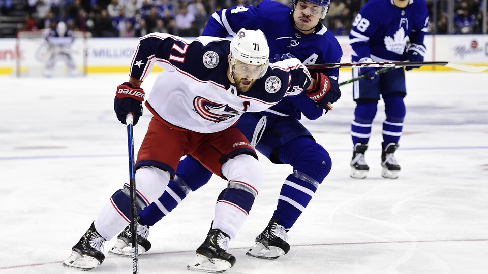Nick Foligno bataille avec Auston Matthews, des Maple Leafs, lors d'un match entre Columbus et Toronto l'an dernier.