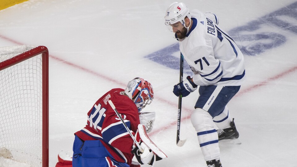 Le gardien de but Carey Price bloque un lancer de Nick Foligno.