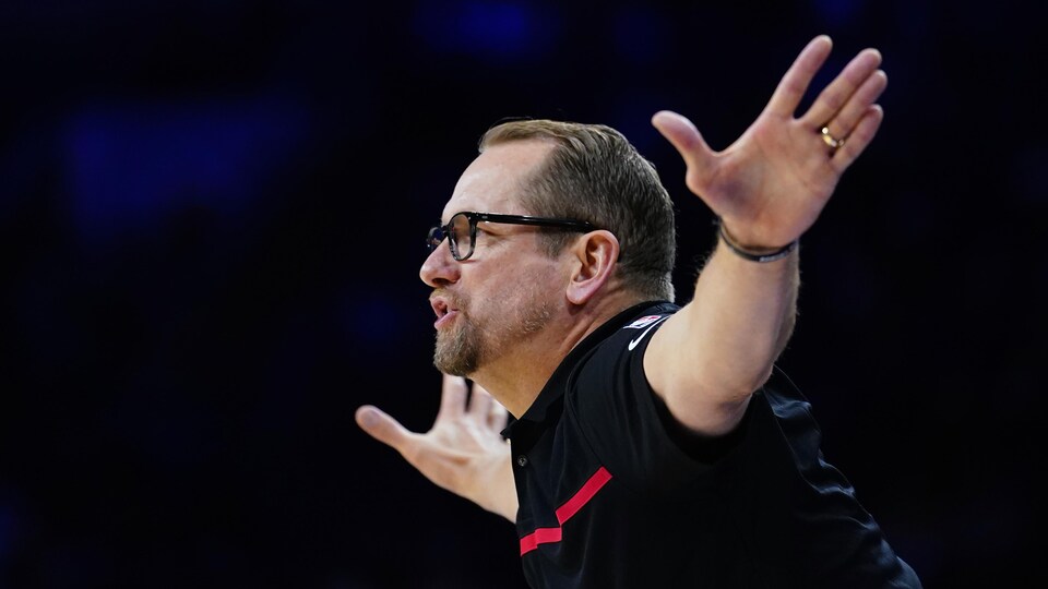 Nick Nurse gives instructions to his players.