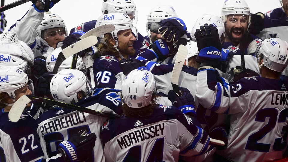 De nombreux joueurs sont réunirs sur la glace.