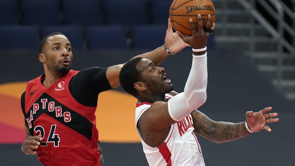 Deux joueurs de basketball