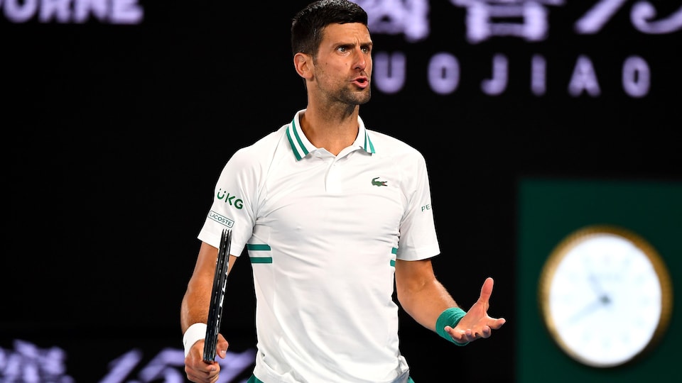 Novak Djokovic réagit après un point disputé contre Milos Raonic aux Internationaux d'Australie.