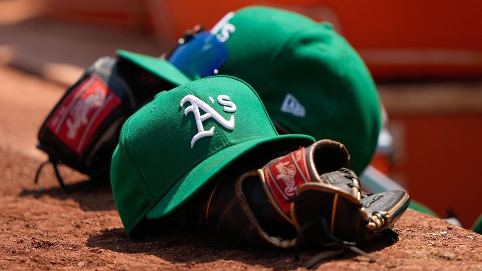 Des casquettes et des gants de baseball.