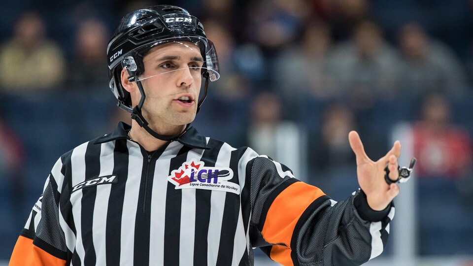 L'arbitre québécois Olivier Gouin est l'un des trois arbitres canadiens qui seront d'office au Championnat du monde de hockey.