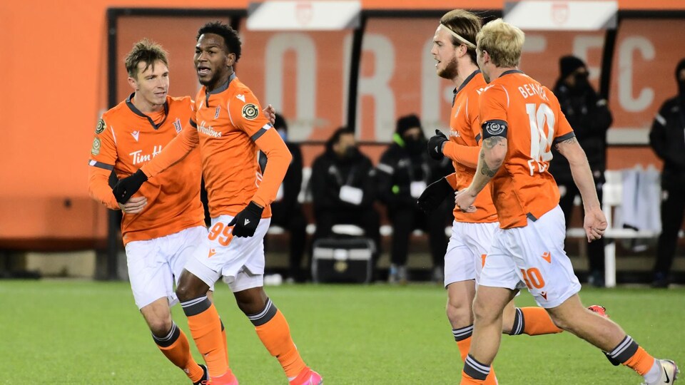 Les joueurs du Forge FC célèbrent après avoir marqué un but.