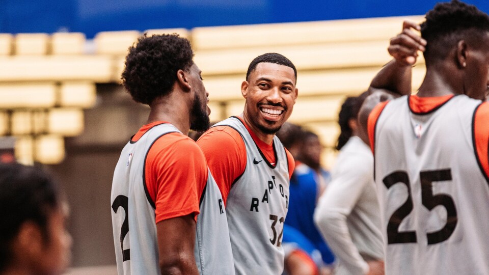Un joueur des Raptors sourit à l'un de ses coéquipiers.
