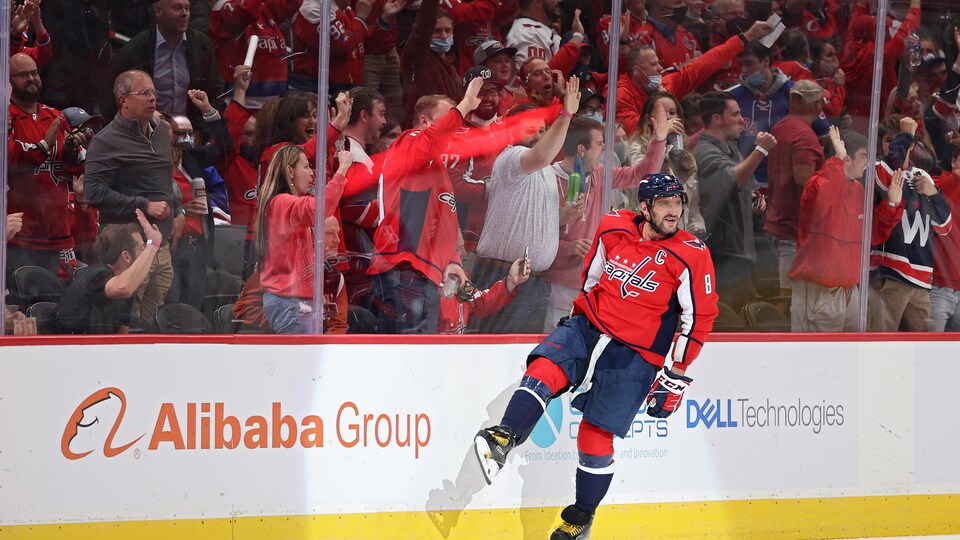Alex Ovechkin des Capitals de Washington célèbre après avoir marqué un but.