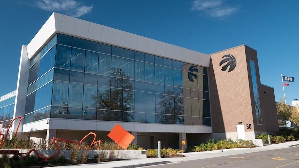 Un bâtiment aux couleurs des Raptors de Toronto
