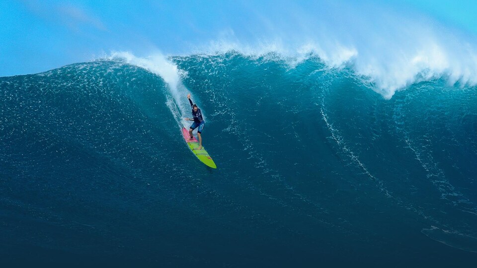 Paige Alms surfe sur une vague à Hawaï.