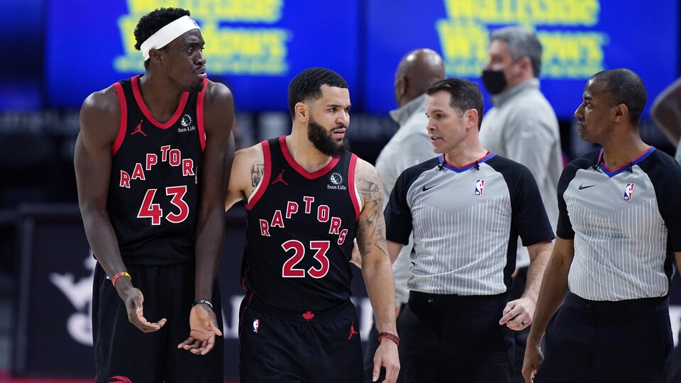 Pascal Siakam et Fred VanVleet échangent des mots avec les officiels lors d'un arrêt de jeu.