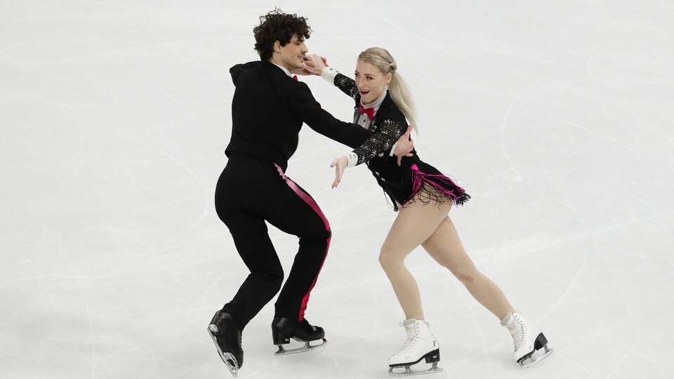 Ils patinent ensemble pendant une compétition.
