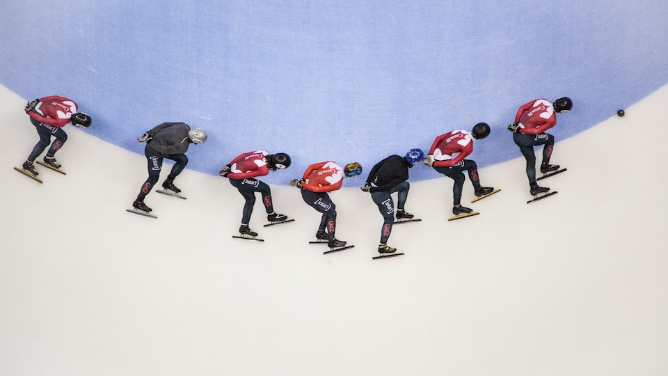 Les patineurs de l'équipe canadienne de patinage de vitesse courte piste à l'entraînement