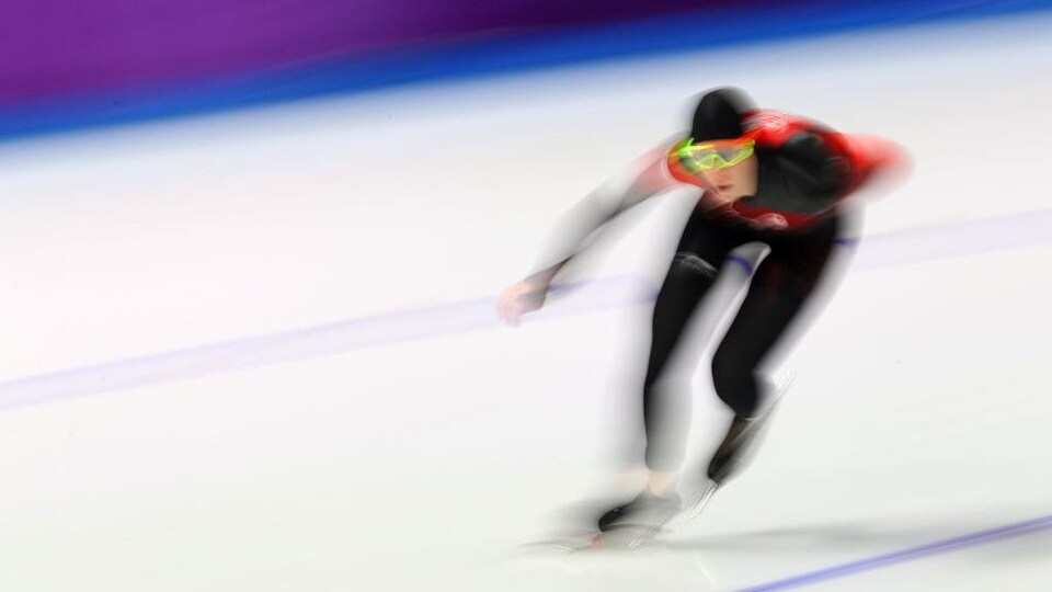 Une patineuse dans un virage