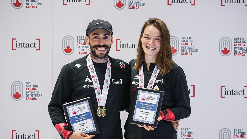 Ils prennent la pose avec leurs médailles et leurs plaques.